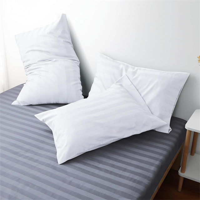 Almohada de la cama del hotel 8