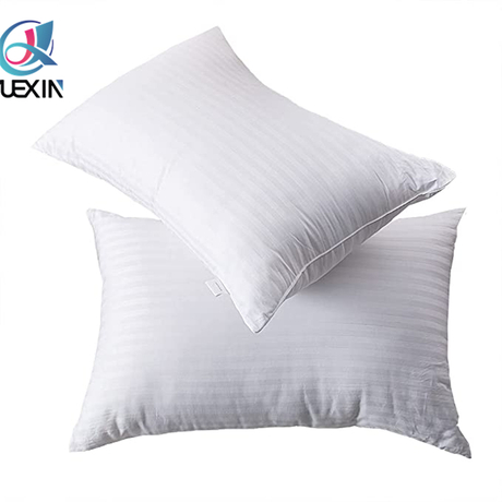 Lanza un cómodo inserto de almohada para acampar.