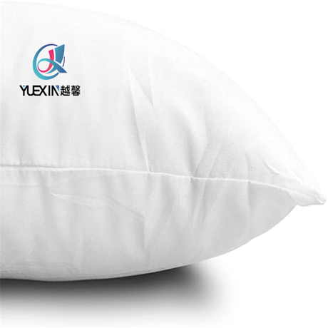 Lanza un cómodo inserto de almohada para acampar.