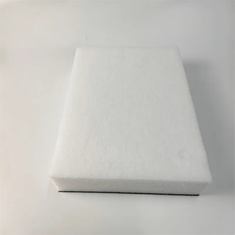 Fieltro aislante negro de alto rendimiento para construcción e insonorización.