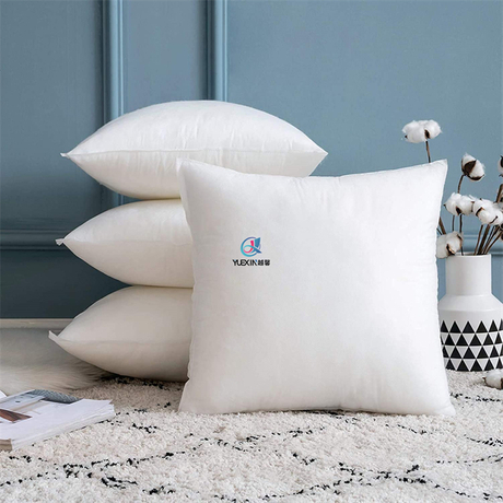 Lanza un cómodo inserto de almohada para acampar.