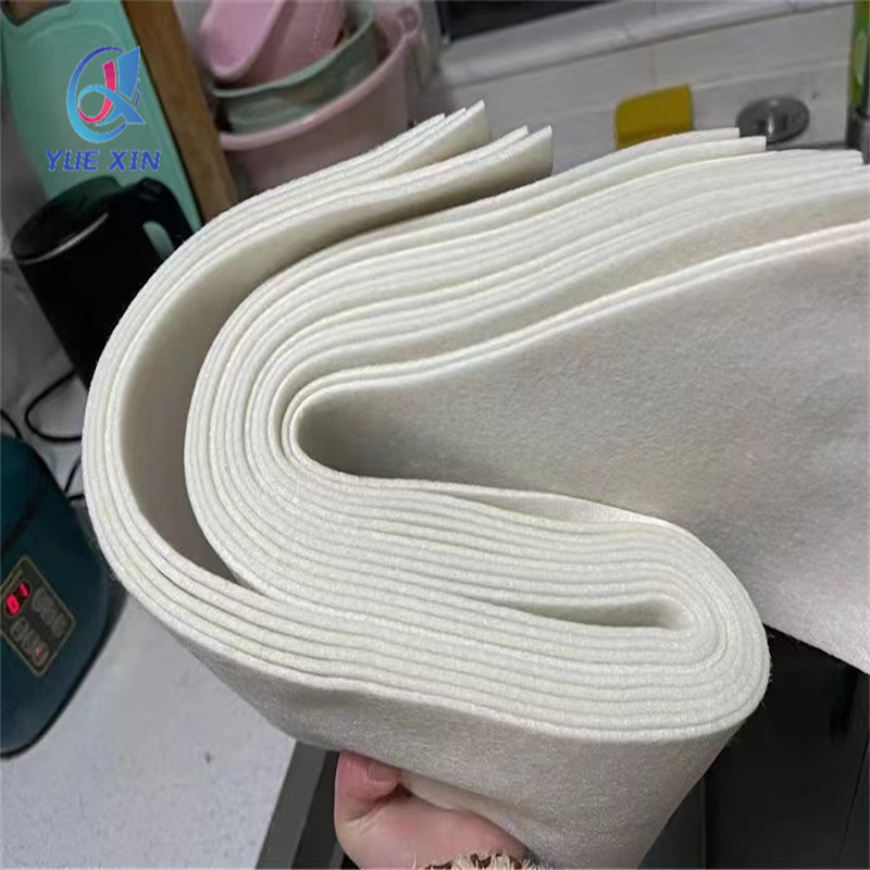 Almohadillas blancas absorbentes de aceite desplegadas en una instalaci&oacute;n industrial